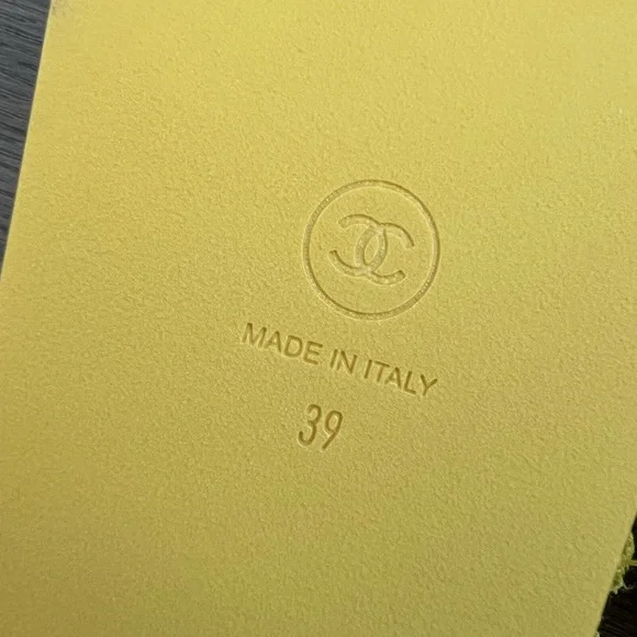 SOLD ❌ New 🌟 Rare Chanel CC Tweed Chain Yellow Sandals Size 39 - Picture 9 of 10